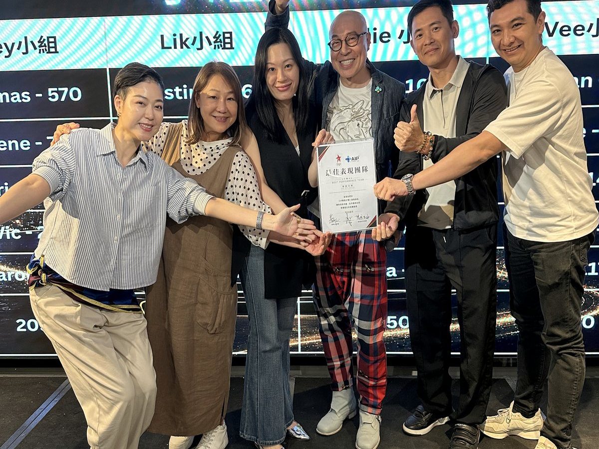 第一屆學員小組拎證書