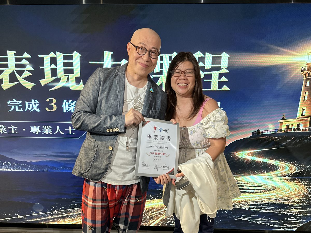 詹瑞文頒證書俾學員