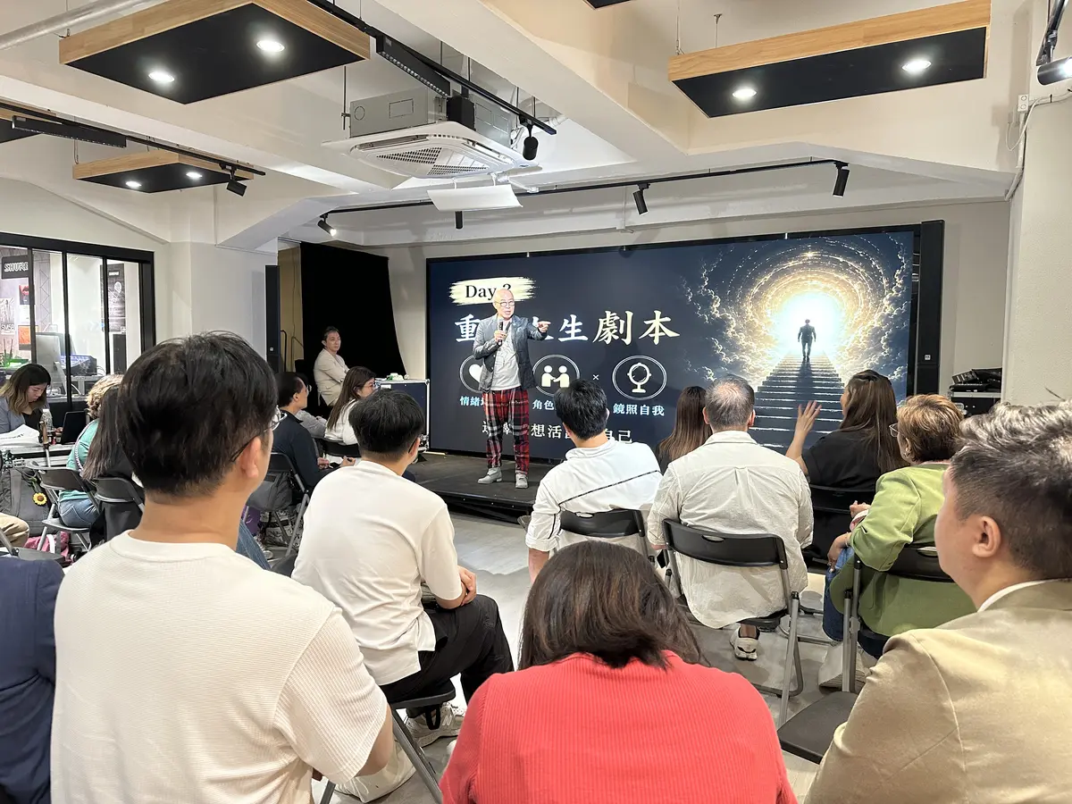 學員望住投影分析